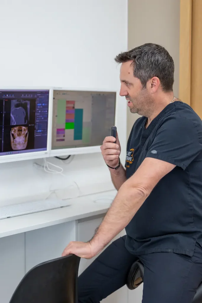 Implant dentaire Lyon : analyse scanner pour pose de Locators
