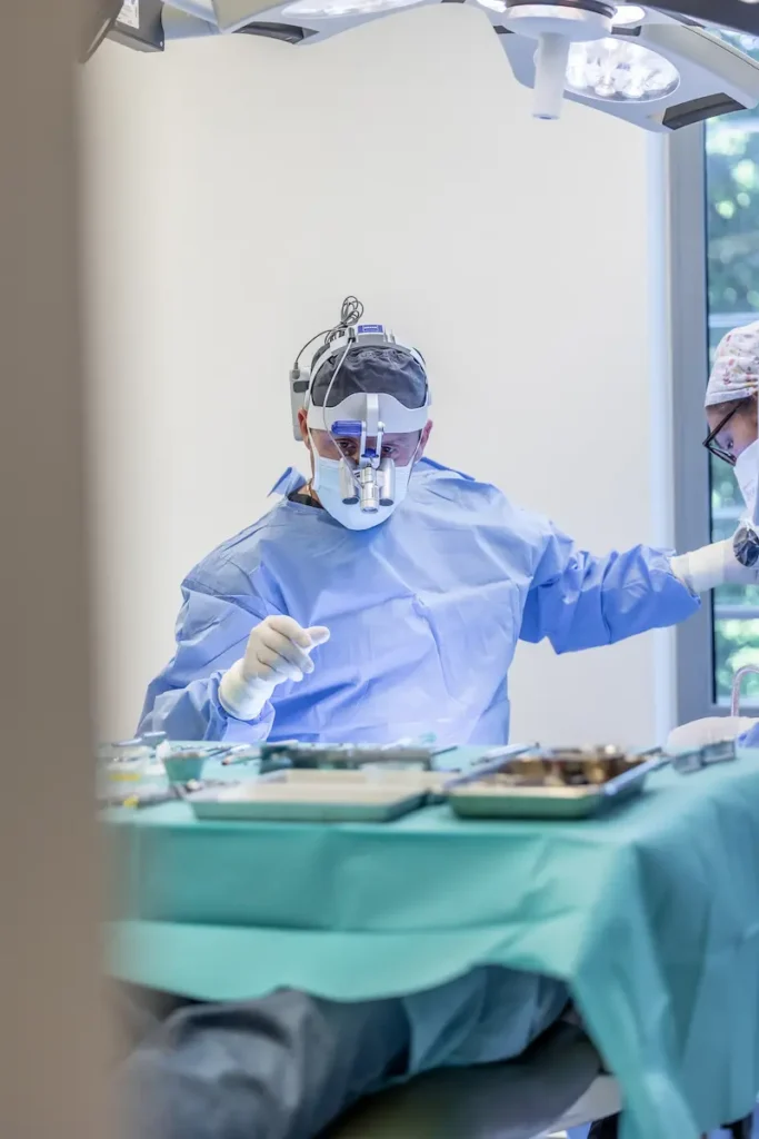 Implant dentaire Lyon : intervention de régénération osseuse guidée